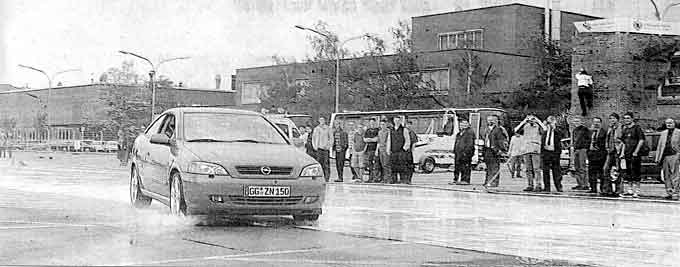 Foto von Demonstration von ABS und ESP auf Parkplatz