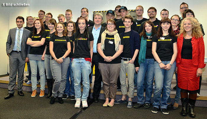 Gruppenfoto mit Azubis und Politikern beim Jugendkongress in Berlin