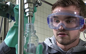 Bildmotiv: Schutzbrille und Handschuhe als PSA beim Umgang mit Chemikalien