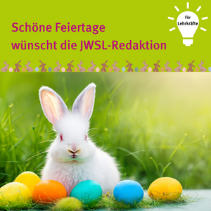 Für Lehrkräfte: Schöne Feiertage wünscht die JWSL-Redaktion. Bild von weißem Hasen im Gras, sitzend vor bunten Ostereiern