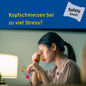 Safety Snack: Kopfschmerzen bei zu viel Stress? Bild von Frau die sich den Kopf hält und mit Kopfschmerzen am Schreibtisch sitzt