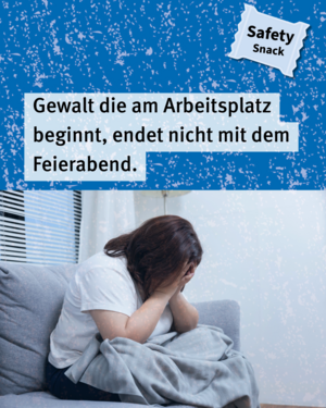 Safety Snack: Gewalt, die am Arbeitsplatz beginnt, endet nicht mit dem Feierabend. Bild von Frau die im Schneidersitz traurig mit dem Kopf in die Hände gestützt auf einem Sofa sitzt