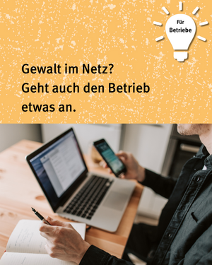 Für Betriebe: Gewalt im Netz? Geht auch den Betrieb etwas an. Bild einer Person, die mit Smartphone am Laptop sitzt