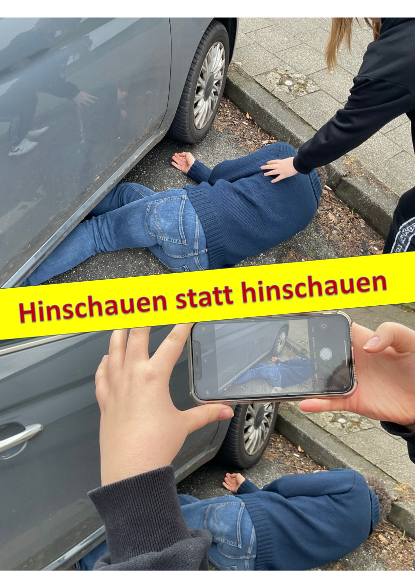 Ein Plakat mit zwei Bildern einer verletzten Person am Boden. Die obere Hälfte zeigt, wie jemand die Person berührt und hilft, die untere Hälfte zeigt, wie mit dem Handy ein Bild der Situation aufgenommen wird. In der Mitte besagt der Schriftzug "Hinschauen statt hinschauen".