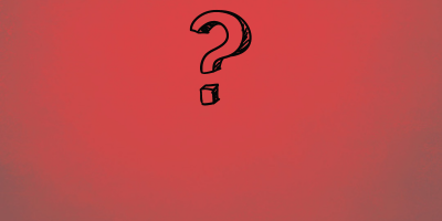 Ein mit Filzstift gezeichnetes Fragezeichen auf einem roten Hintergrund.